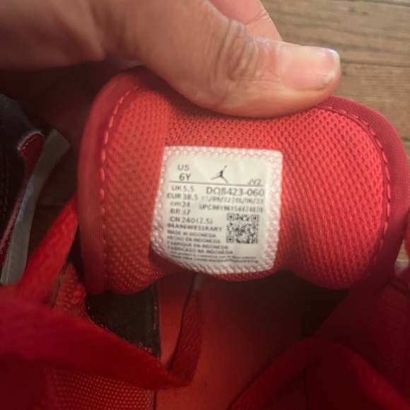 Nike Air Jordan 1 Mid Athletic Shoe Youth Size 6Y DQ8423-060 Black Red White - Picture 5 of 6